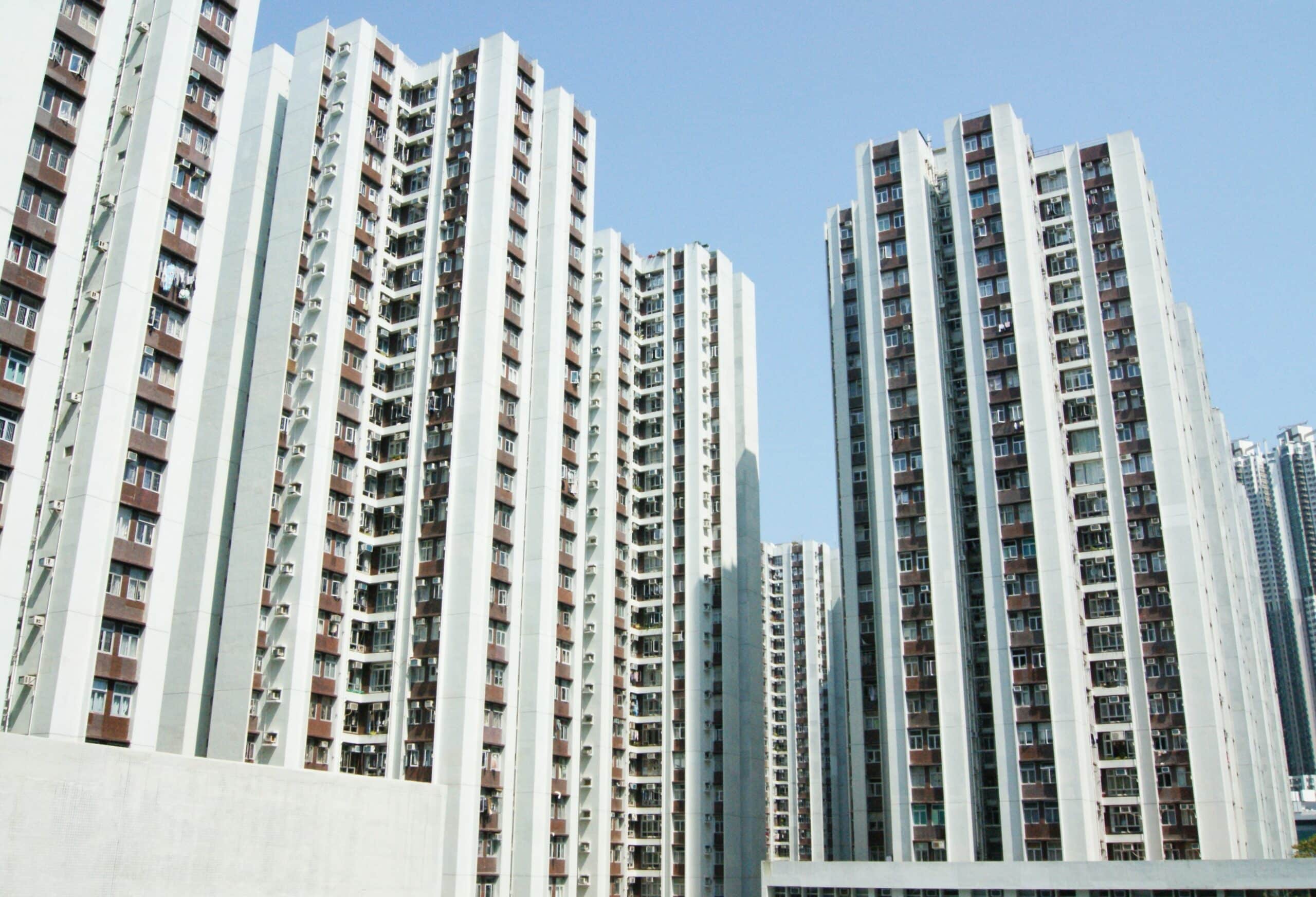 Linee dritte, la ripetizione delle forme: i virali edifici di Hong Kong